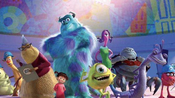 Un groupe de monstres animés et un enfant se tiennent ensemble dans une pièce colorée, avec diverses formes et motifs sur le mur derrière eux, illustrant l'univers fantaisiste de « Monstres et Cie » tel qu'il apparaissait lors de sa sortie le 2 novembre 2001.