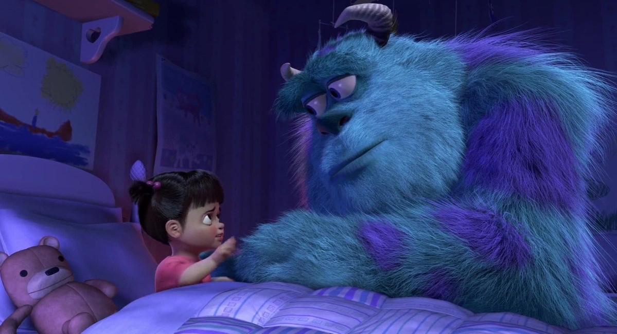 Une petite fille est assise sur son lit, à côté d'un grand monstre bleu et violet qui rappelle « Monstres et Cie », avec un ours en peluche à ses côtés et des dessins d'enfants accrochés au mur, dans une chambre baignée d'une lumière tamisée, évoquant l'atmosphère magique du 2 novembre 2001.