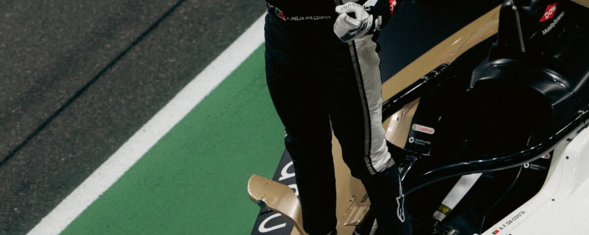 Un pilote de course, en tenue complète, se tient debout sur le toit d'une Jaguar de Formule E sur un circuit, levant les poings en signe de victoire, alors que l'engouement pour les courses de Formule E — désormais disponibles en streaming sur Disney+ via un diffuseur mondial — atteint de nouveaux sommets.