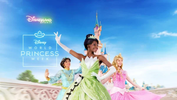 Trois princesses Disney, dont Tiana, dansent devant le château de la Belle au bois dormant à Disneyland Paris à l'occasion de la Semaine internationale des princesses 2026.