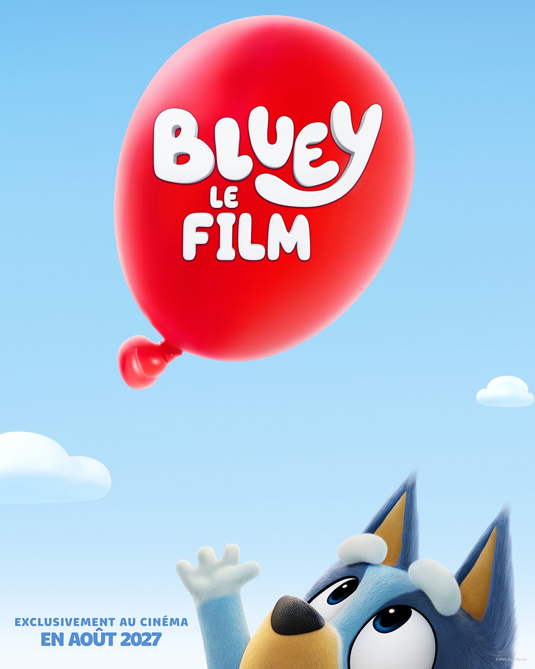 Un ballon rouge portant l'inscription « Bluey Le Film » flotte au-dessus de la tête d'un chien de dessin animé sur fond de ciel bleu, donnant un avant-goût de l'un des futurs projets de Disney. Le texte en bas de l'image annonce une sortie en salles prévue en août 2027, laissant entrevoir des révélations passionnantes à venir lors du D23.