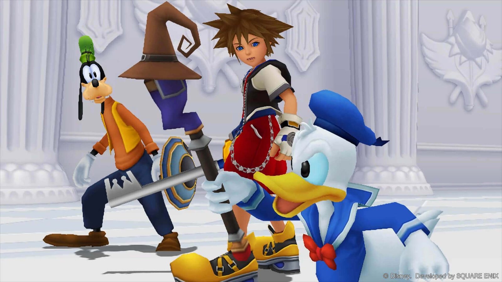 Trois personnages animés, Dingo, Sora et Donald Duck, se tiennent prêts à passer à l'action dans une pièce blanche richement décorée tirée du jeu vidéo Kingdom Hearts, incarnant cet esprit d'aventure qui conviendrait parfaitement à une adaptation sous forme de série animée sur Disney+.