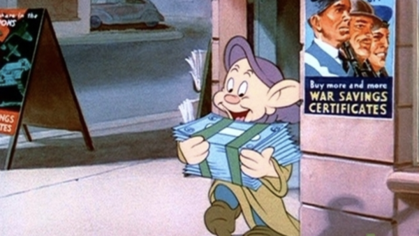 Personnage de bande dessinée portant une pile de journaux dans une rue de la ville ; sur le mur, on aperçoit une affiche faisant la promotion des bons d'épargne de guerre et mentionnant « Ca s'est passé un, 12 décembre 1941 ».