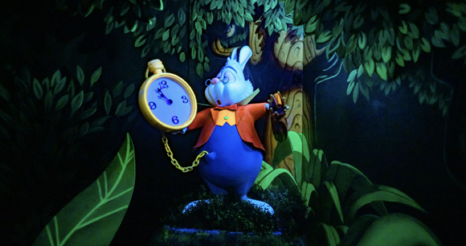 Un lapin blanc animé, tenant une grande montre de poche, se tient au milieu d'un feuillage vert, le regard tourné vers le ciel, l'air inquiet, rappelant l'ouverture emblématique d'Alice au pays des merveilles du 14 juin 1958.