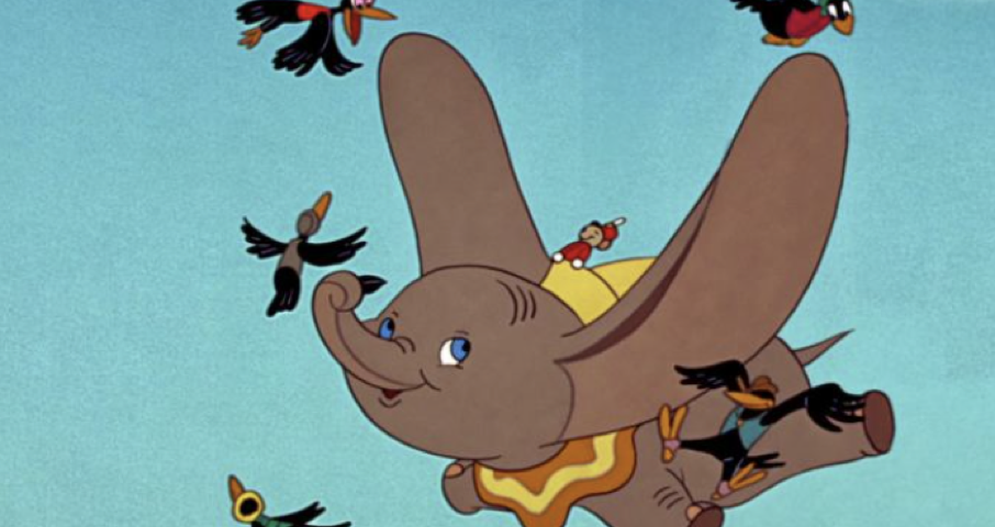 Un éléphant animé aux grandes oreilles vole dans le ciel, entouré de six corbeaux noirs : un véritable « héros rejeté » qui fait la différence et prouve qu'il est possible de faire voler un éléphant contre toute attente.
