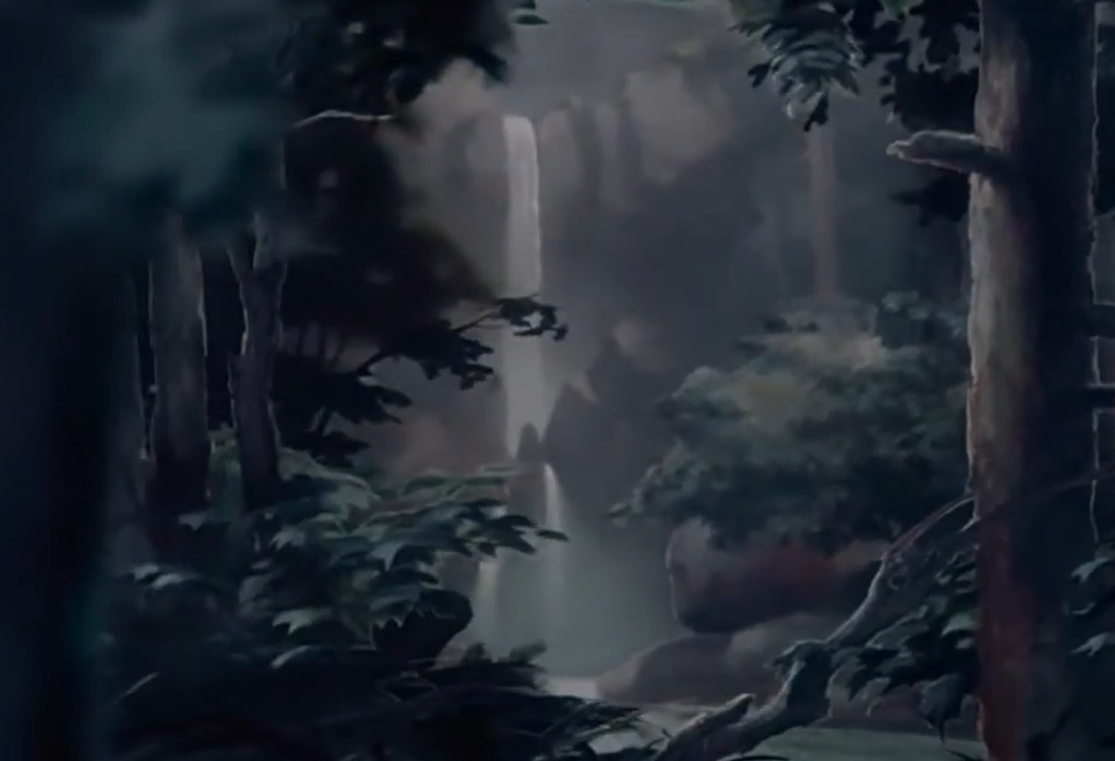 Une cascade dévale une falaise rocheuse entourée d’une forêt dense et d’une végétation luxuriante, ses eaux entonnant un chant éternel à la gloire de l’amour de la nature.