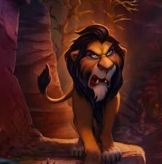 Un lion animé à la crinière sombre se tient debout sur un rocher, dans un décor sombre et spectaculaire, éclairé par un faisceau de lumière venant d’en haut — capturant ainsi la présence majestueuse du Roi Lion, comme s’il prenait vie grâce à la technologie Audio-Animatronics dans une attraction inoubliable.