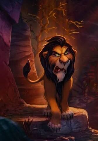 Un lion animé à la crinière sombre se tient debout sur un rocher, dans un décor sombre et spectaculaire, éclairé par un faisceau de lumière venant d’en haut — capturant ainsi la présence majestueuse du Roi Lion, comme s’il prenait vie grâce à la technologie Audio-Animatronics dans une attraction inoubliable.