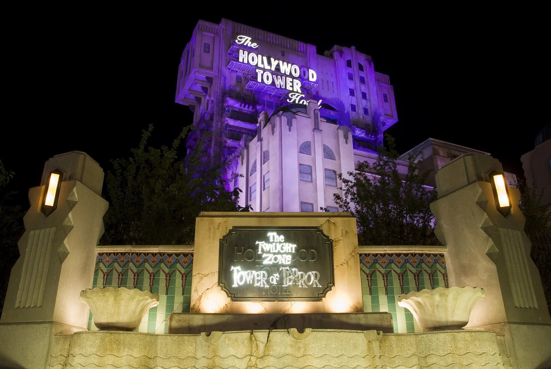 L'Hollywood Tower Hotel, qui abrite l'attraction « The Twilight Zone Tower of Terror », est illuminé la nuit par une enseigne au néon et des éléments art déco au premier plan, créant ainsi une atmosphère à la fois envoûtante et magique pour le Festival d'Halloween à Disneyland Paris.