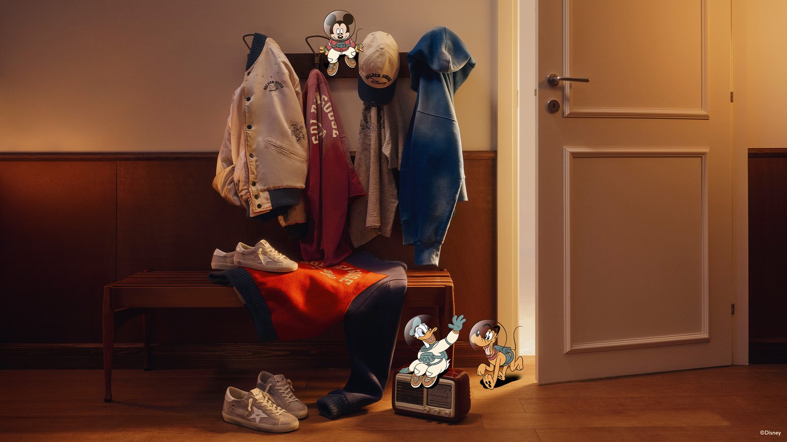 Un banc en bois sur lequel sont posés des vestes, un chapeau et des baskets Golden Goose, avec des personnages de Mickey et ses amis superposés à la scène.