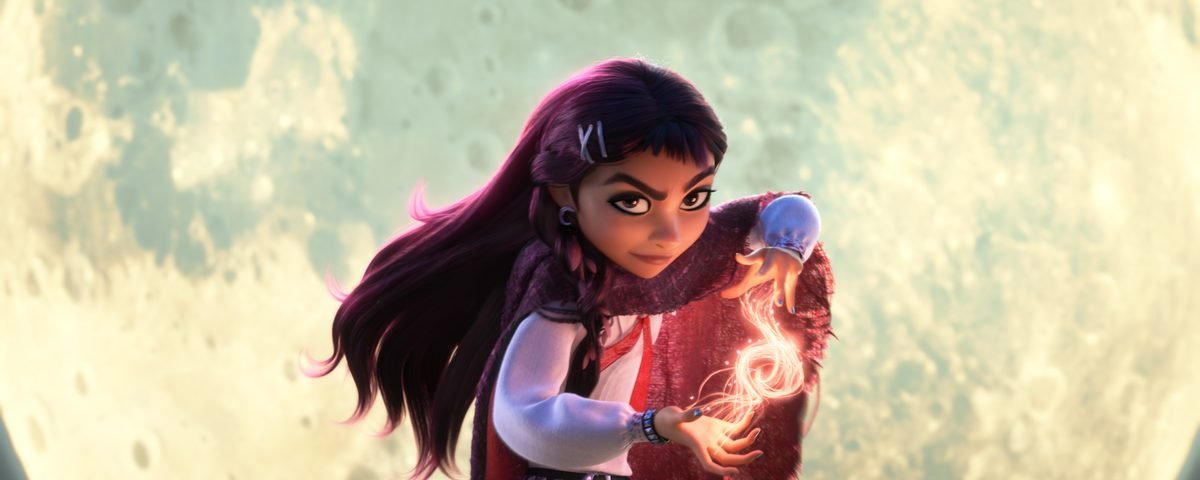 Une jeune fille vêtue d'une cape rouge fait apparaître un tourbillon magique et lumineux devant une grande lune rayonnante, reproduisant ainsi l'esthétique envoûtante de « À la croisée des mondes ».
