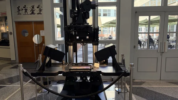 Une caméra d'animation vintage de type « multiplane » exposée dans le hall d'un immeuble de bureaux.