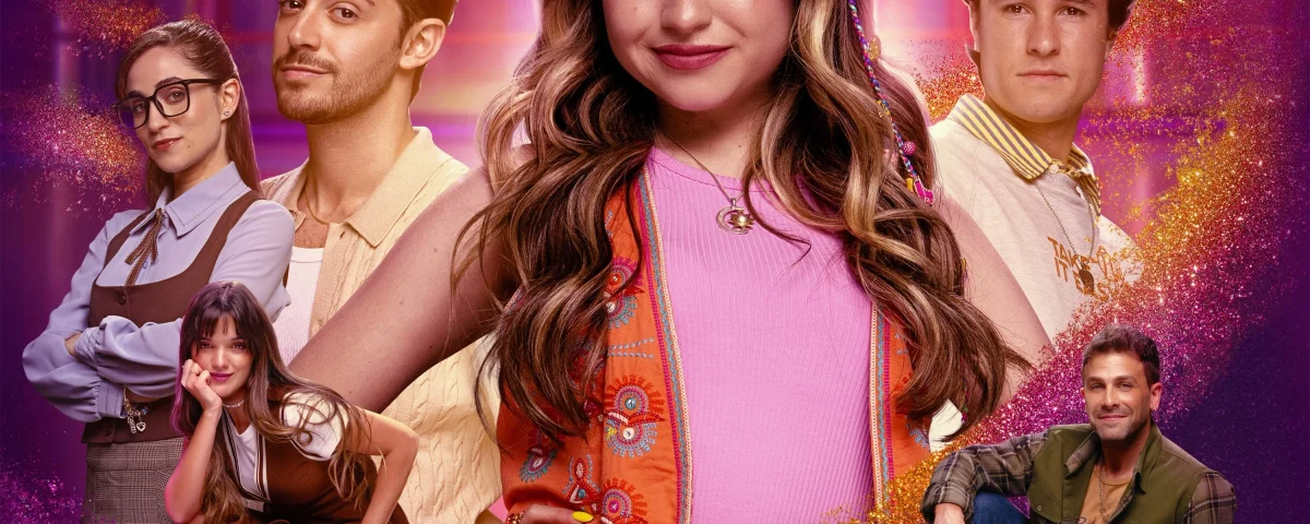 Les acteurs du film « Gigi & Nate » ont posé devant un fond scintillant violet et doré, qui rappelle l'esthétique de la série « Soy Luna » diffusée sur Disney+.