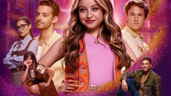 Les acteurs du film « Gigi & Nate » ont posé devant un fond scintillant violet et doré, qui rappelle l'esthétique de la série « Soy Luna » diffusée sur Disney+.
