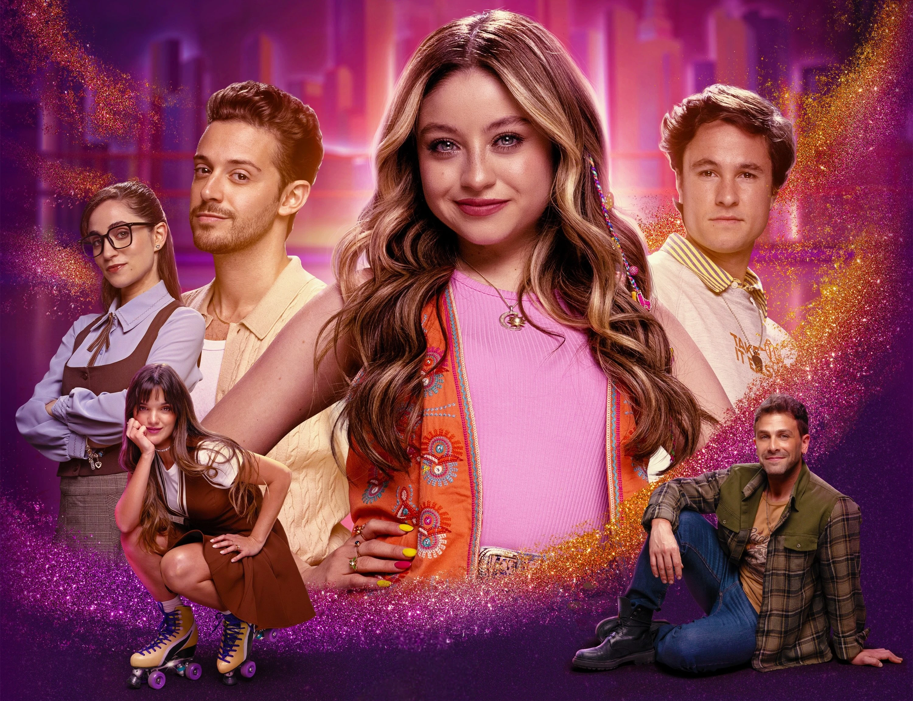 Les acteurs du film « Gigi & Nate » ont posé devant un fond scintillant violet et doré, qui rappelle l'esthétique de la série « Soy Luna » diffusée sur Disney+.