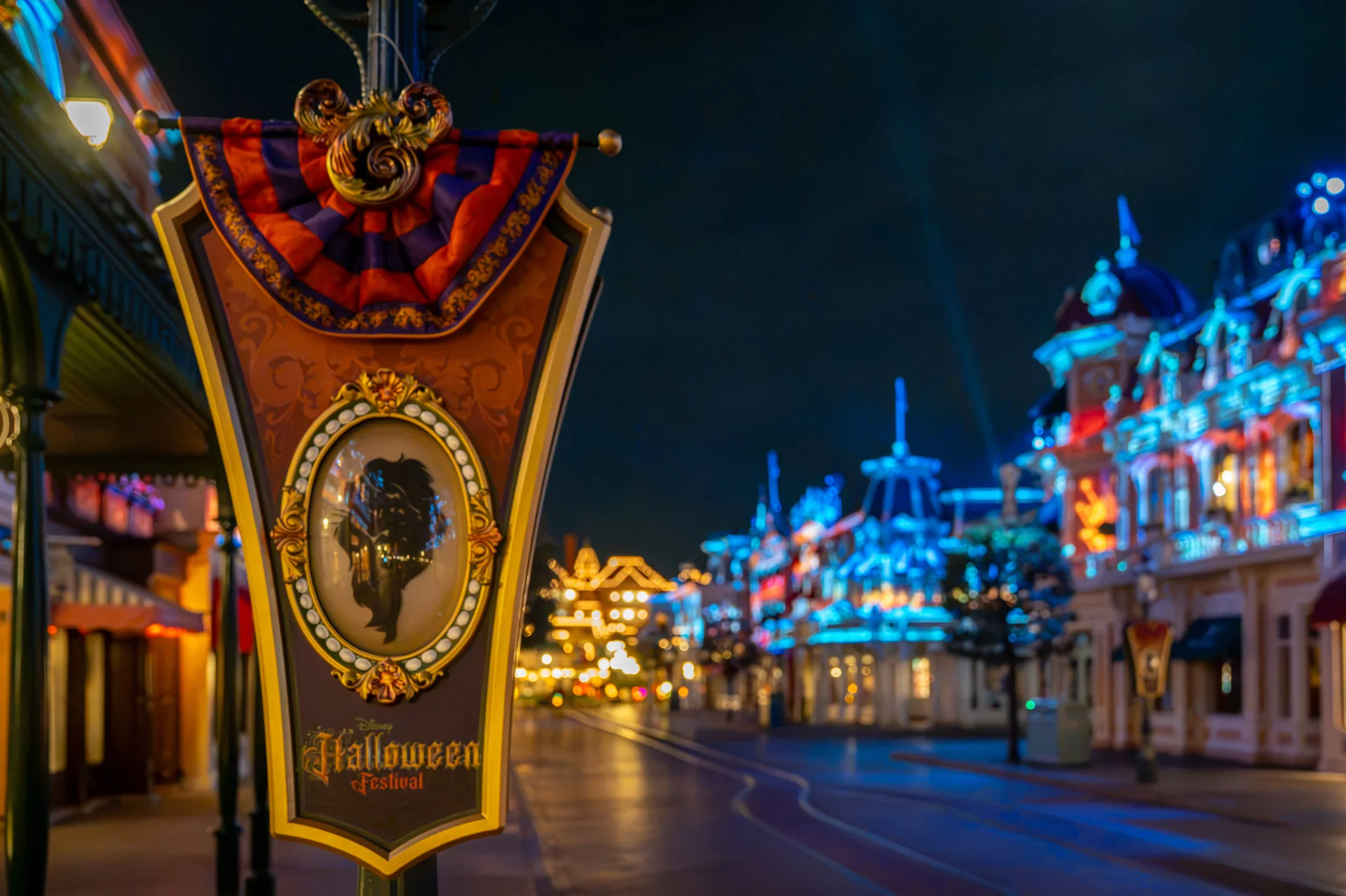 Une bannière Disney pour Halloween 2026 représentant la silhouette du capitaine Crochet dans une rue la nuit, avec en arrière-plan les lumières scintillantes des immeubles.