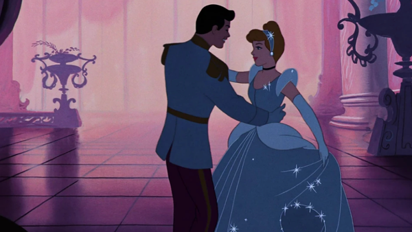 Cendrillon et le Prince charmant dansent dans une salle de bal, une scène qui illustre parfaitement « C’est ça l’amour ».