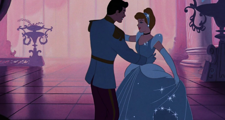 Cendrillon et le Prince charmant dansent dans une salle de bal, une scène qui illustre parfaitement « C’est ça l’amour ».
