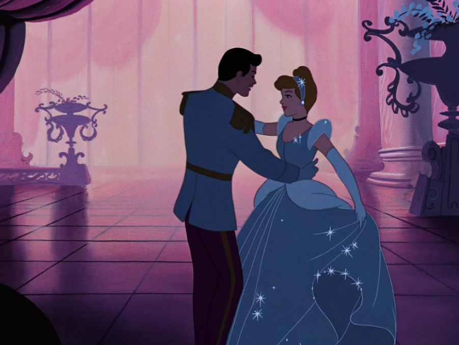 Cendrillon et le Prince charmant dansent dans une salle de bal, une scène qui illustre parfaitement « C’est ça l’amour ».