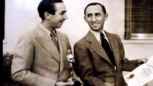 Walt Disney et Donald Graham tenant un Oscar et un certificat au studio d'animation des frères Disney.