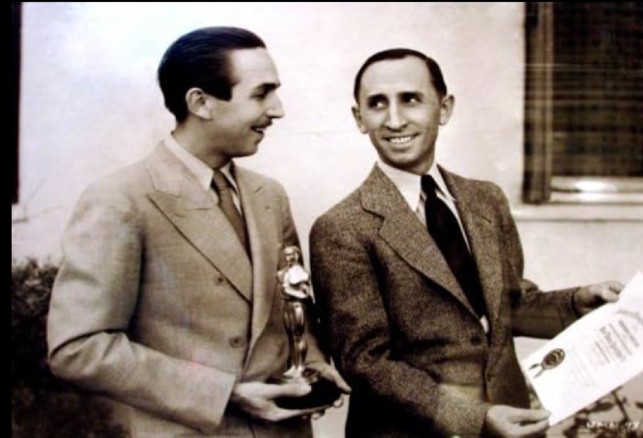 Walt Disney et Donald Graham tenant un Oscar et un certificat au studio d'animation des frères Disney.